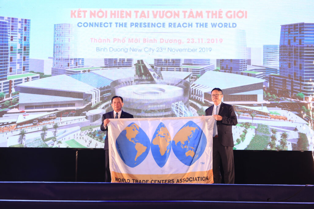 Bình Dương có Trung tâm thương mại thế giới kết nối với metro TP.HCM Đại diện Hiệp hội Trung tâm thương mại thế giới trao cờ cho đại diện chủ đầu tư Trung tâm thương mại thế giới Bình Dương - Ảnh: BÁ SƠN